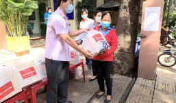 TP.HCM quyết định giảm thu nhập cán bộ, hỗ trợ lao động mất việc vì dịch Covid-19 