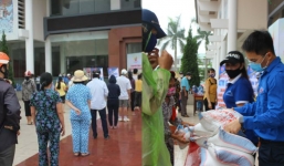 Cây ‘ATM gạo’ Hà Tĩnh tạm dừng vì có người đeo vàng, đi xe ô tô đến nhận