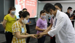 Một công ty Đồng Nai tặng vàng cho gần 200 nhân viên giữa dịch Covid-19