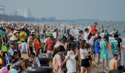 Hàng nghìn người chen nhau đông nghịt tại bãi biển Sầm Sơn ngày nghỉ lễ