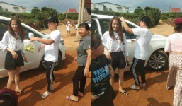 Nhã Phương lộ mặt mộc qua ảnh chụp lén khi về quê, thái độ càng gây chú ý hơn