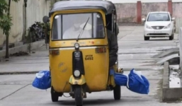 Xót xa trước hình ảnh xe tuk tuk chở thi thể bệnh nhân Covid-19 