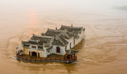 Ngôi đền Quan Âm 700 tuổi sừng sững hiên ngang giữa dòng nước lũ