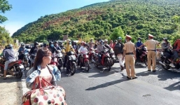 Hàng ngàn người đi xe máy vượt đèo Hải Vân từ Đà Nẵng ra Huế trốn dịch Covid-19