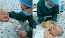 Xúc động hình ảnh 2 bé Song Nhi tự cầm bình uống sữa, lém lỉnh chơi đùa với mẹ