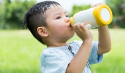 Nắng nóng kéo dài: Cách phát hiện và phòng ngừa lả nhiệt, say nắng ở trẻ nhỏ