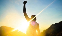 Nửa cuối năm 2022: Top 4 con giáp đen tình nhưng đỏ tài lộc, tiền vào ào ào không kịp cản