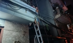 Hà Nội: Giải cứu 4 người mắc kẹt giữa đám cháy trong đêm 