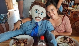 FA quá lâu, người phụ nữ U40 kết hôn với búp bê vải, 'sinh' con sau vài tháng hẹn hò