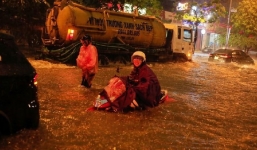 Hà Nội: Mưa tầm tã nhấn chìm nhiều tuyến phố, dân công sở 'bơi' cả tiếng chưa về nhà