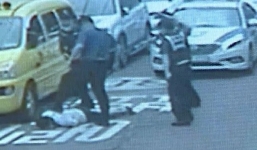 Thanh niên Việt Nam bị cảnh sát Hàn Quốc trấn áp gây làn sóng phẫn nộ