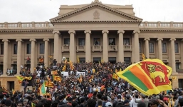 Tổng thống trốn sang Maldives, Sri Lanka ban bố tình trạng khẩn cấp