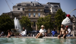 Nắng nóng cực đoan tại Anh: Đường phồng rộp, giãn nở như bánh giữa 'chảo lửa'