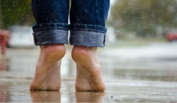 Bật ngửa khi đi chân trần ở nhà thường xuyên lại cực kỳ nguy hại cho sức khỏe