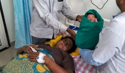 Cặp vợ chồng già sinh con đầu lòng ở tuổi U80 sau nhiều thập kỷ chạy chữa cầu tự