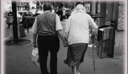 Cụ bà 70 tuổi giận dỗi bỏ nhà đi vì chồng không mua thạch rau câu cho ăn