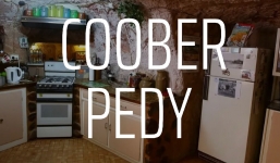 Kỳ thú thị trấn chìm sâu dưới lòng đất để 'tránh nóng', quanh năm không thấy mặt trời