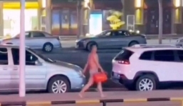 Chia tay đòi quà, cô gái khiến bạn trai rơi vào thảm cảnh trên phố