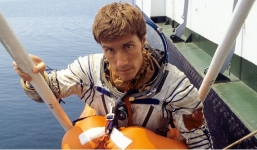 Nhà du hành bị bỏ rơi trong không gian, lúc quay về đất nước bị xóa tên trên bản đồ