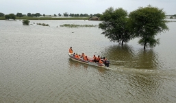 Hình ảnh đại hồng thủy nhấn chìm 1/3 lãnh thổ Pakistan, 500.000 người 'màn trời chiếu đất'