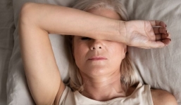 Tối nào cũng 'đánh vật' để ngủ, thường xuyên gặp 3 triệu chứng này thì nên gặp ngay bác sĩ