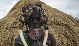 Phong tục lạ: Những cô gái khoét môi, đeo đĩa khổng lồ để nhận nhiều của hồi môn