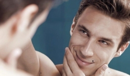 2 nốt ruồi của người đàn ông tiêu tiền như phá, không giữ được của