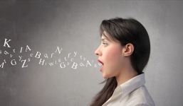 Phụ nữ giọng khàn sướng hay khổ? Nghe giọng nói biết ngay vận mệnh con người