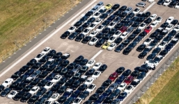 Hàng nghìn xe Mercedes mới tinh 'đắp chiếu' ở sân bay vì thiếu thứ linh kiện bé nhỏ