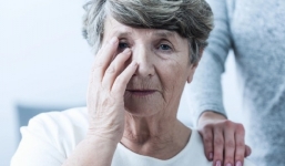 8 dấu hiệu sớm của chứng sa sút trí tuệ, người tính khí thất thường hãy cẩn thận