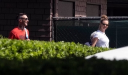 'Nụ cười như nắng hạ' của vợ chồng Adam Levine giữa tâm bão ngoại tình