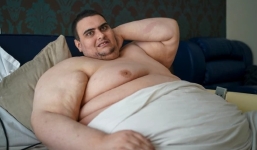 Cuộc sống địa ngục của chàng trai béo nhất nước Anh: Cả ngày đi được 25 bước, giảm cân giống như bị tra tấn