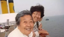 Đau lòng thấy mẹ dần lãng quên mọi thứ, hai con gái dốc cạn tiền tìm lại nụ cười cho mẹ