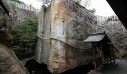 Bí ẩn khối đá 500 tấn trôi lơ lửng giữa không trung hàng nghìn năm không lời giải