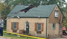 May mắn thoát nạn khi đang ngủ bị máy bay đâm xuyên thủng mái nhà