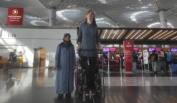 Tò mò cách người phụ nữ cao nhất thế giới đi máy bay