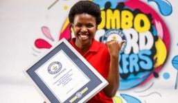 Cô gái đầu tiên lập kỷ lục Guinness Thế giới trong cuộc thi ăn chân gà nhanh 