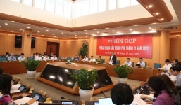 Tập thể UBND Thành phố xem xét các nội dung trình kỳ họp thứ 10 HĐND Thành phố