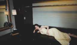 Triệu Lệ Dĩnh đẹp táo bạo trên livestream, fan buột miệng khen 'trắng, thơm, mềm'