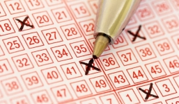 Trúng số hơn 200 tỷ, người đàn ông tuyển vợ để sẻ chia may mắn