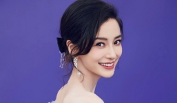 Angela Baby hiếm hoi lộ thần sắc thẫn thờ suốt 4 tiếng gặp sự cố ở sân bay