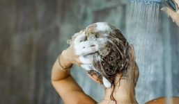 Gội đầu nước nóng hay nước lạnh tốt hơn? Câu trả lời khiến bạn bất ngờ