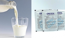 Có nên pha oresol với sữa, nước hoa quả để con dễ uống?