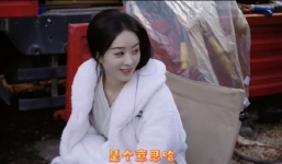 Triệu Lệ Dĩnh hăm hở xắn tay làm bánh, fan đau thắt lòng khi soi ra chi tiết bất thường