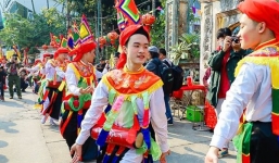 Trai tráng tô son, đánh phấn múa bồng ở Hà Nội