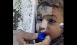 Cay mắt cảnh em bé mỉm cười, nhấp từng ngụm nước sau 45 giờ bị vùi lấp trong động đất Thổ Nhĩ Kỳ