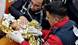 Vỡ òa khoảnh khắc bé 10 ngày tuổi cựa tay, được đưa ra khỏi đống đổ nát sau 90 giờ xảy ra động đất Thổ Nhĩ Kỳ