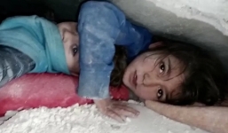 Xót xa cảnh bé gái 5 tuổi lấy thân mình che chở em trai trong động đất, hoàn cảnh hiện tại càng bi thương