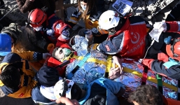 Gần 10 ngày bị động đất chôn vùi, phản ứng đầu tiên của người phụ nữ khi được giải cứu gây ngỡ ngàng