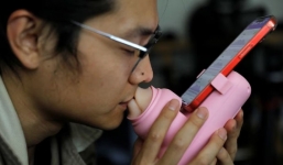 Trung Quốc gây sốt với máy 'hôn môi xa', nhưng người dùng bất mãn vì thiếu một bộ phận